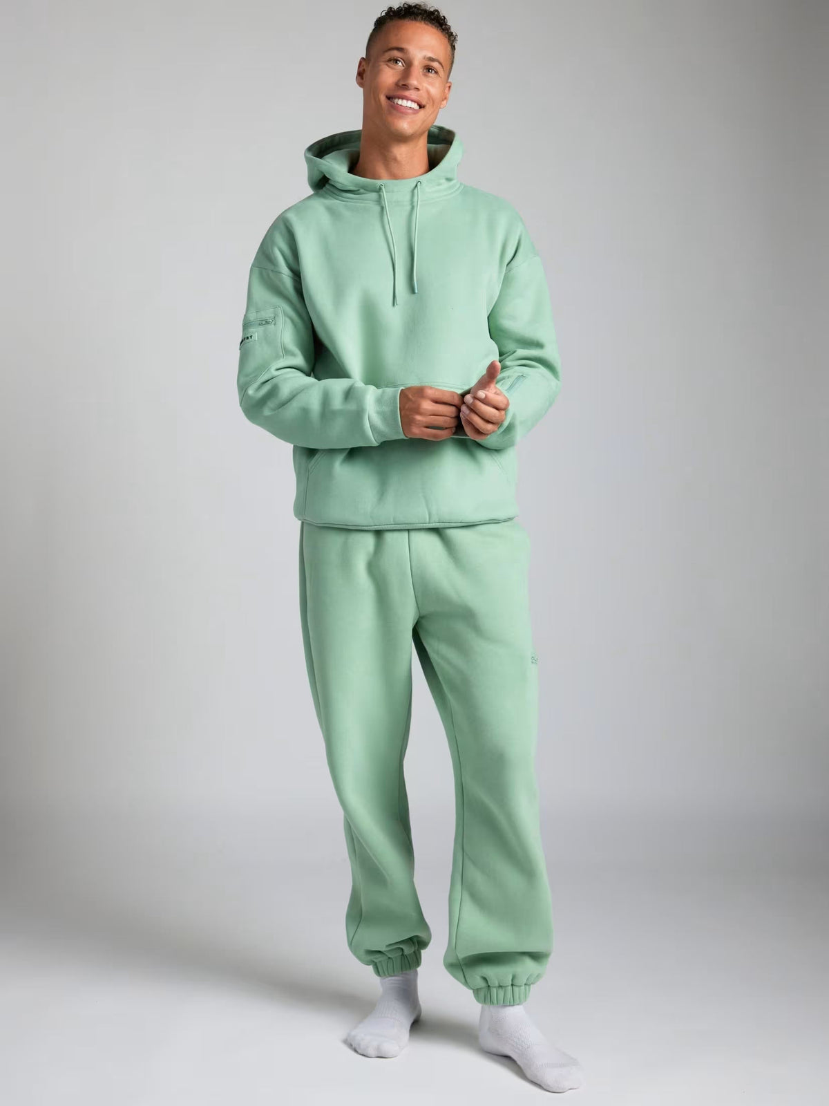 Rese-hoodie i flygplansläge