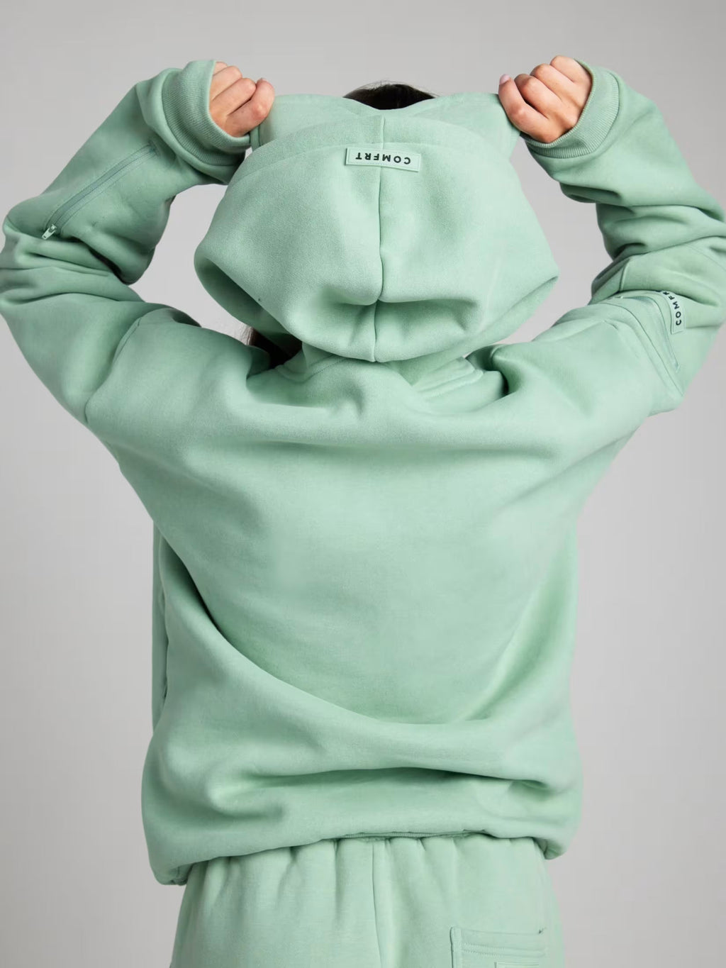 Rese-hoodie i flygplansläge
