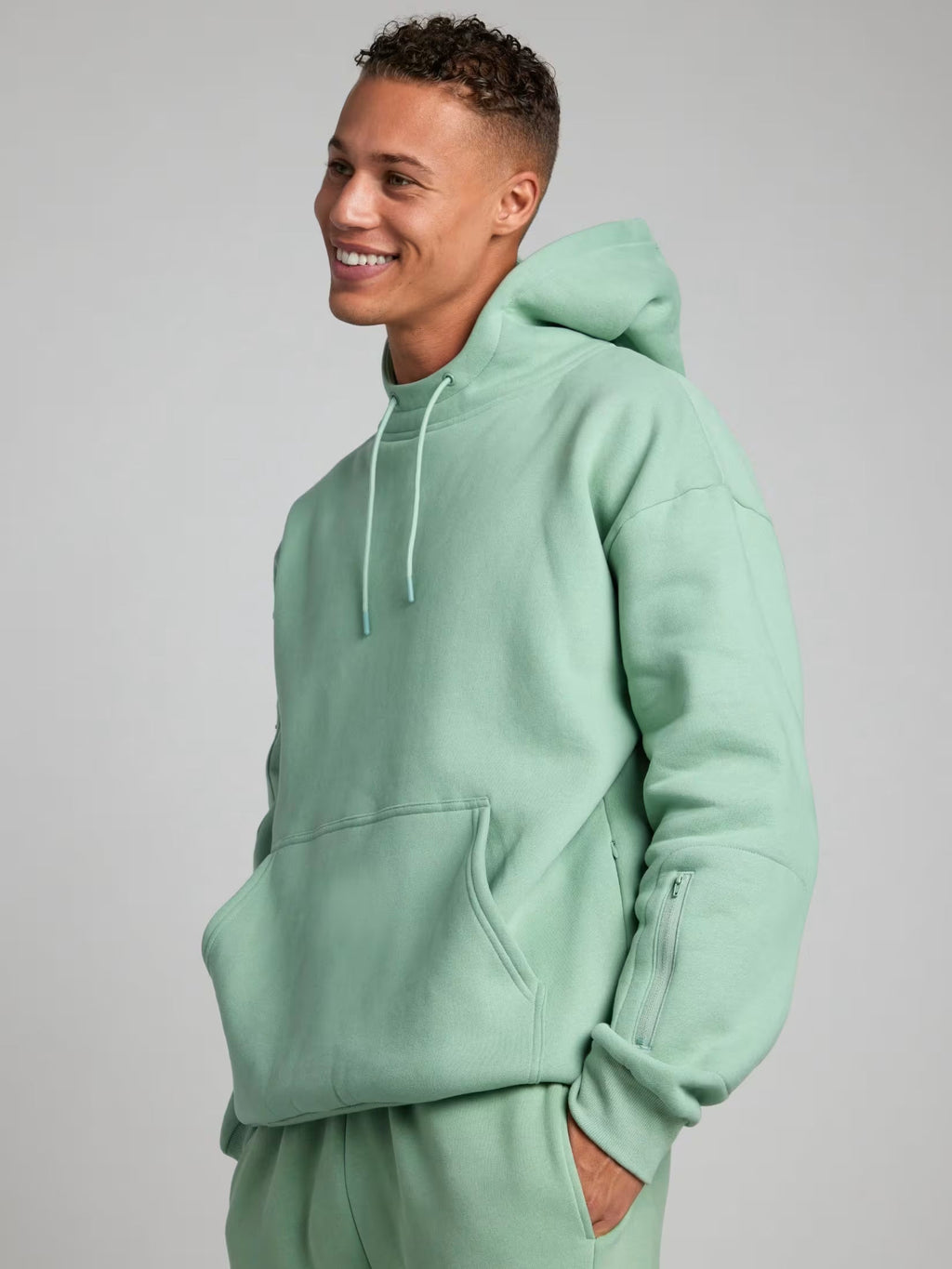 Rese-hoodie i flygplansläge